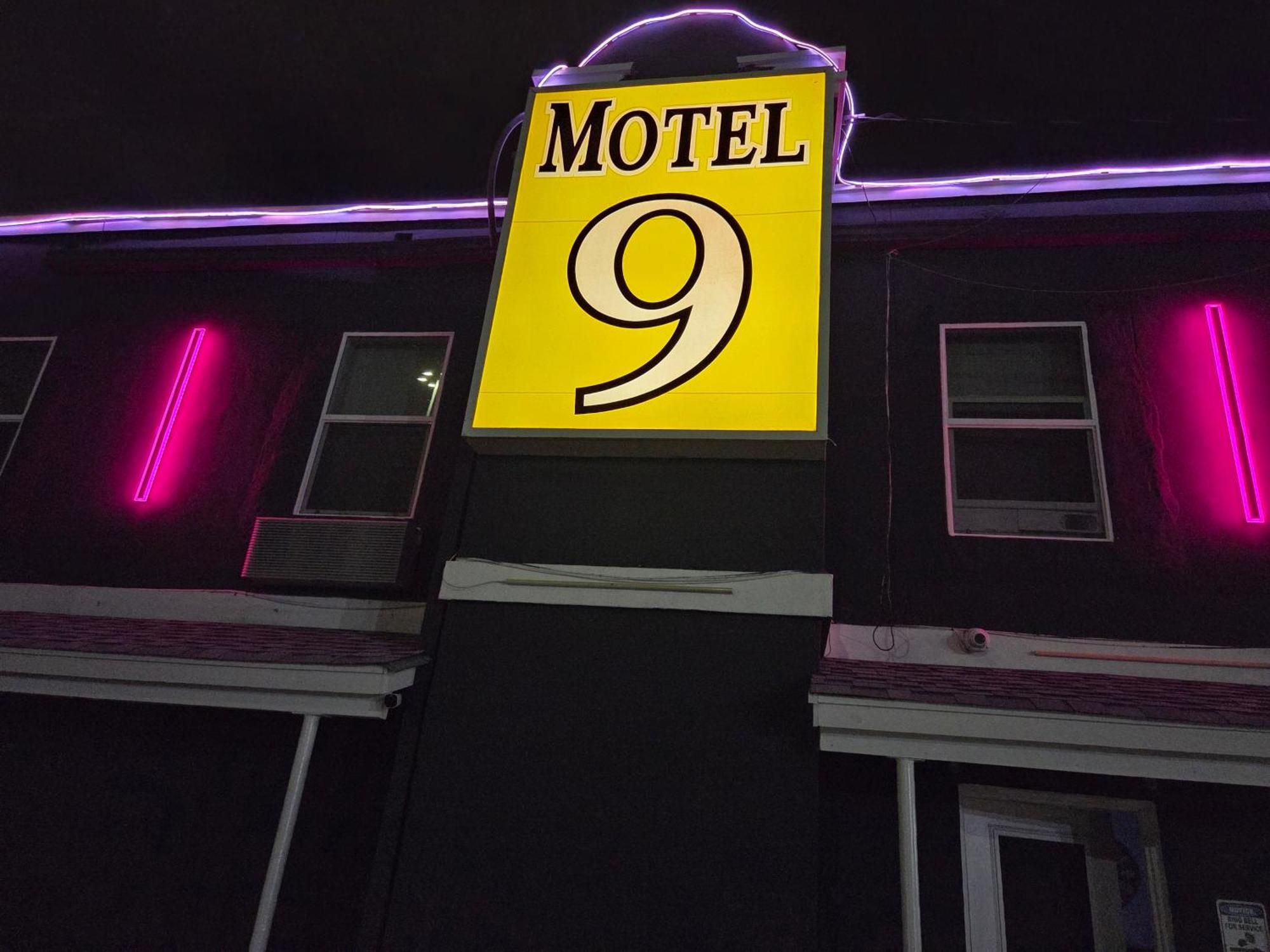 Motel 9 Laredo Exterior photo